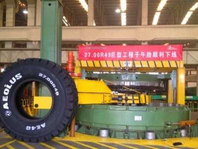 方圓達(dá)巨型全鋼胎液壓定型硫化機(jī)